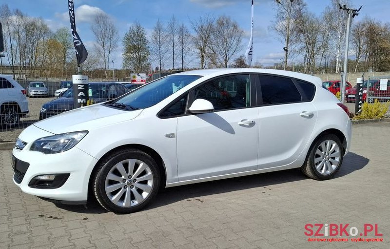 2015' Opel Astra photo #2