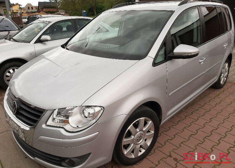 2009' Volkswagen Touran photo #1