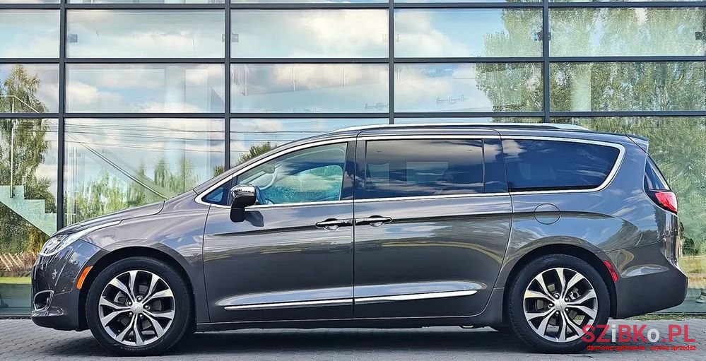 2017' Chrysler Pacifica photo #2