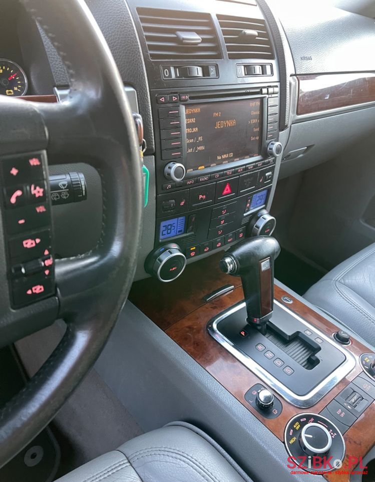 2004' Volkswagen Touareg photo #5