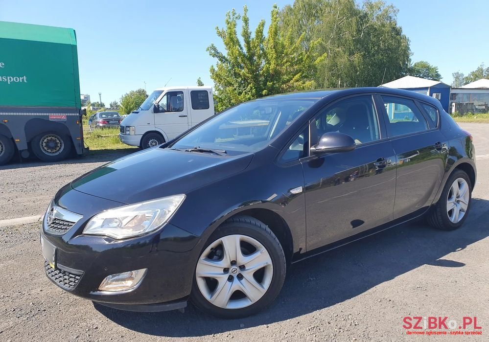 2010' Opel Astra photo #2