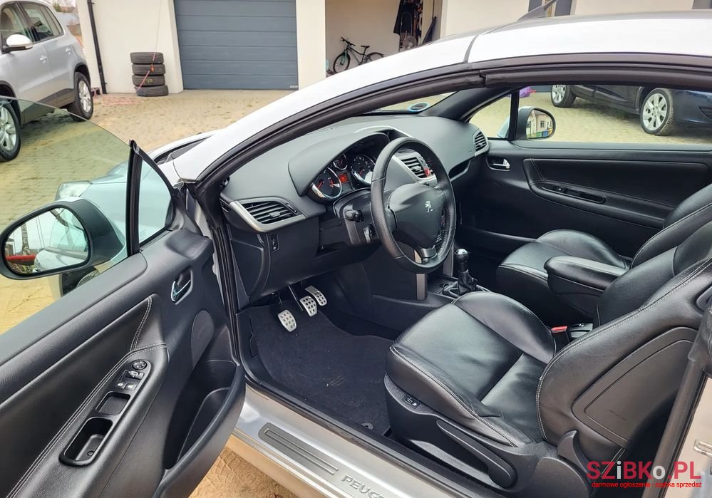 2012' Peugeot 207 120 Vti Platinum photo #5