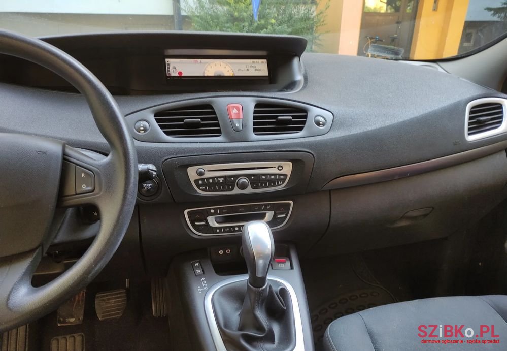 2010' Renault Grand Scenic photo #2