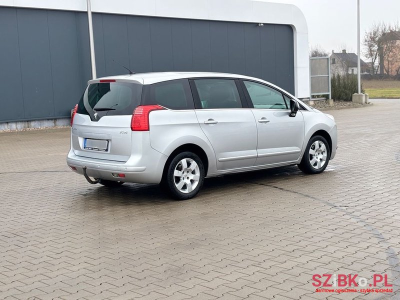 2011' Peugeot 5008 1.6 Hdi Premium photo #3