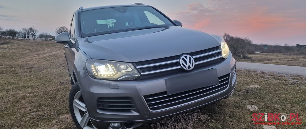 2010' Volkswagen Touareg photo #1
