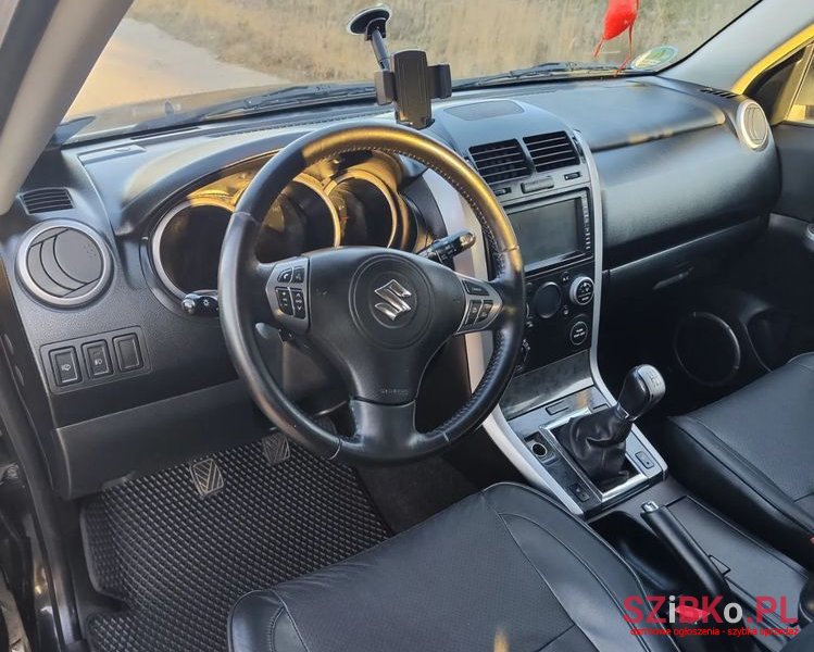 2010' Suzuki Grand Vitara photo #3