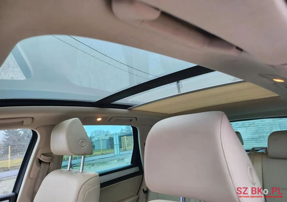 2011' Volkswagen Touareg photo #3