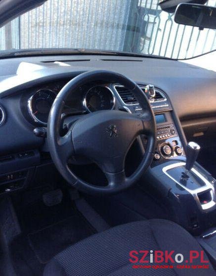 2011' Peugeot 5008 photo #4