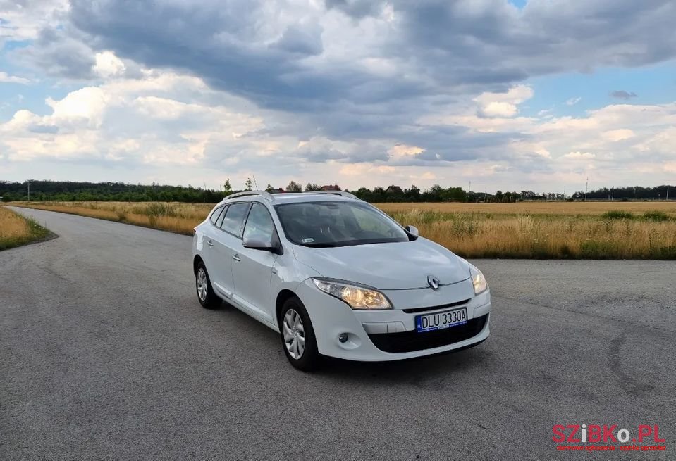 2011' Renault Megane photo #1