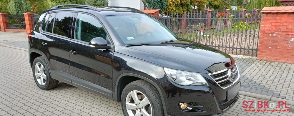 2011' Volkswagen Tiguan photo #2