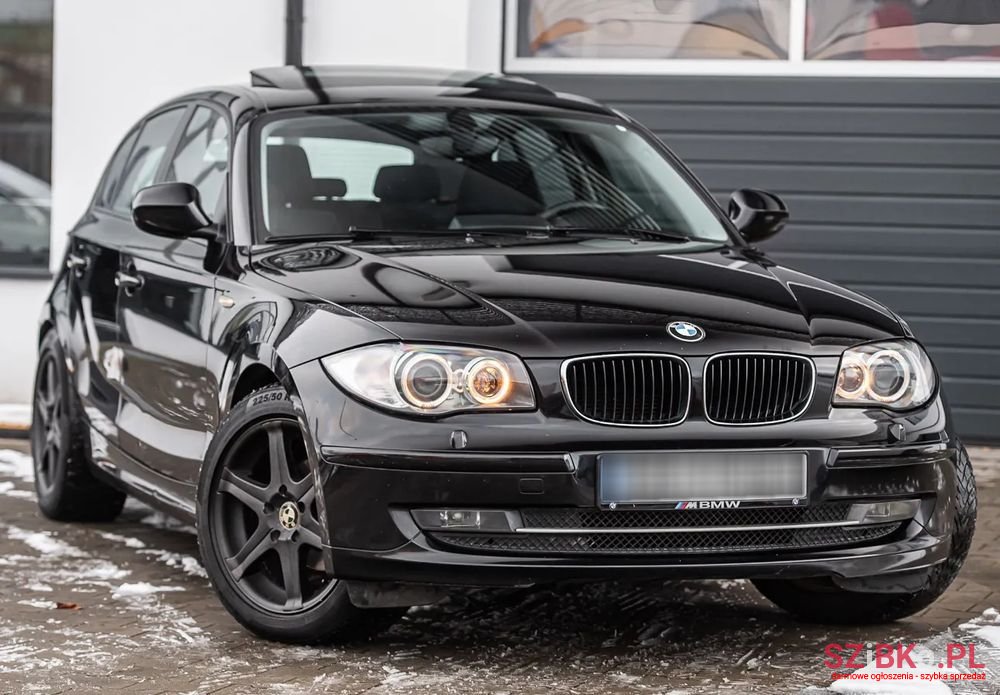 2011' BMW 1 Series 116D photo #2