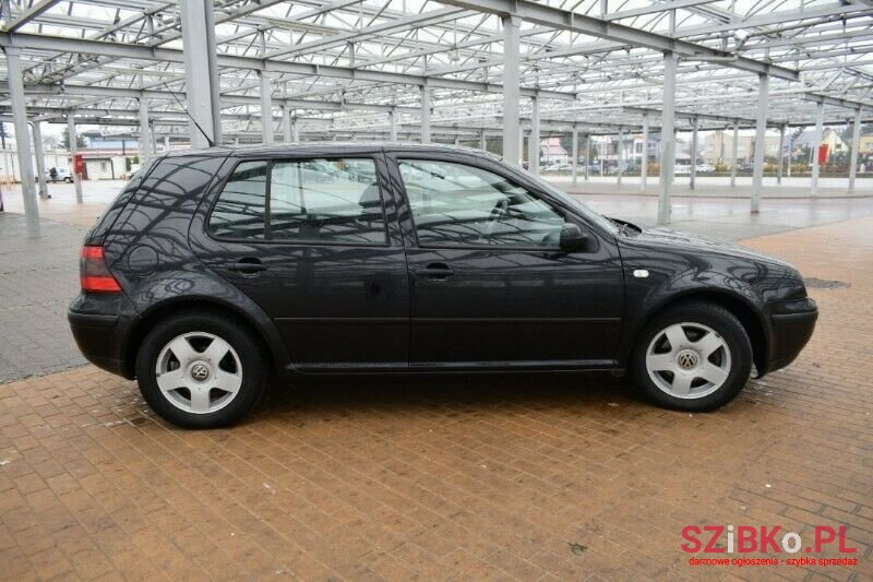 2002' Volkswagen Golf photo #4