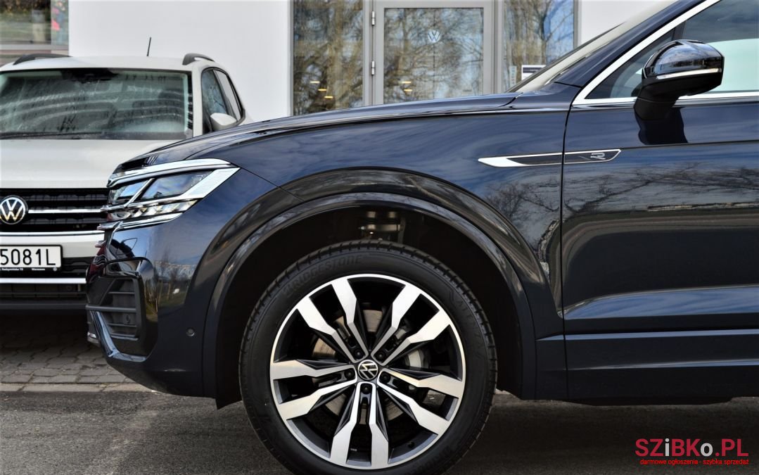 2023' Volkswagen Touareg photo #5