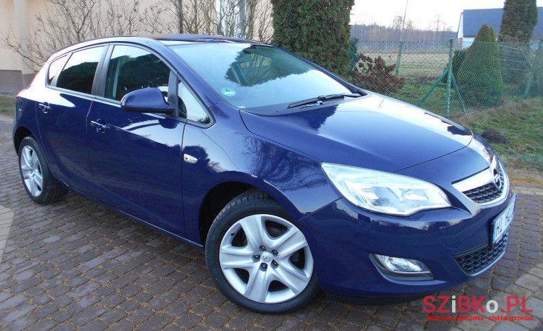 2011' Opel Astra photo #3