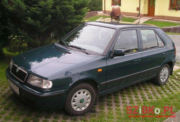 2002' Volkswagen Golf photo #1