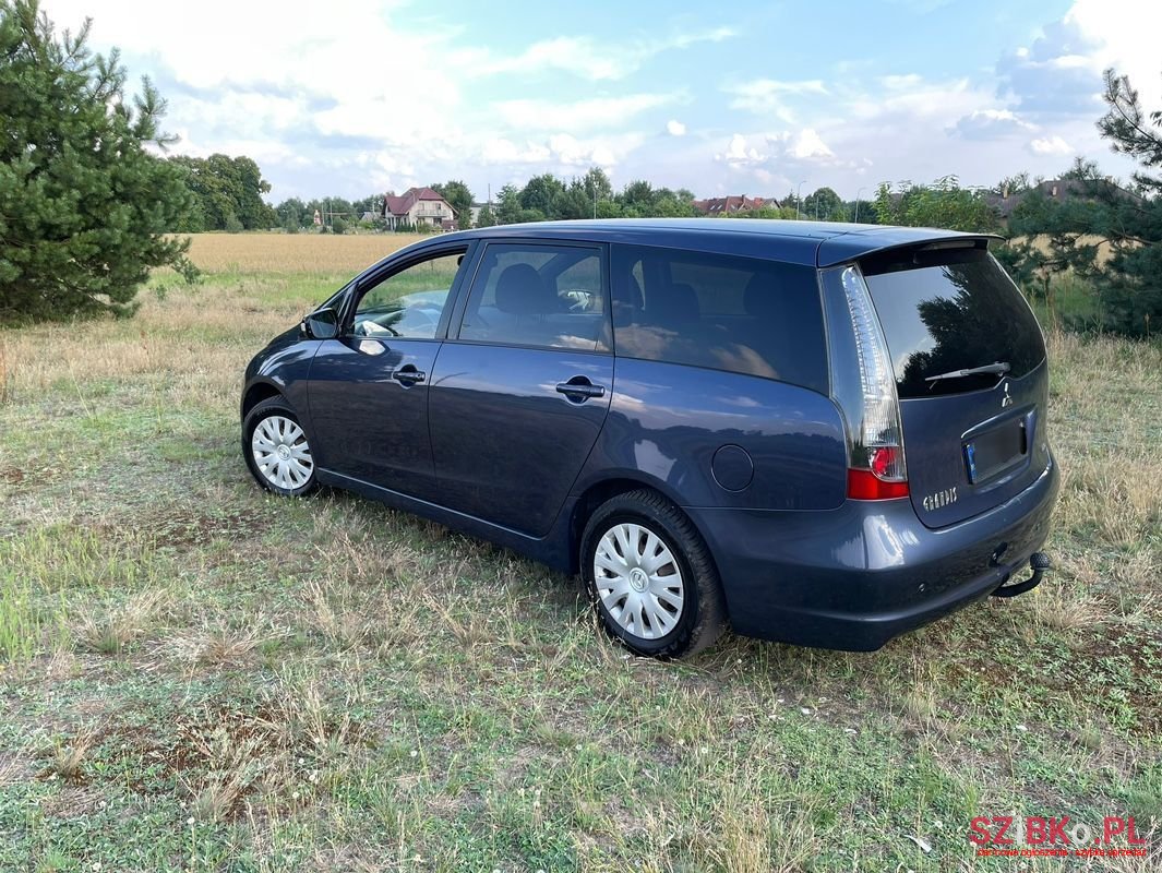 2006' Mitsubishi Grandis photo #4