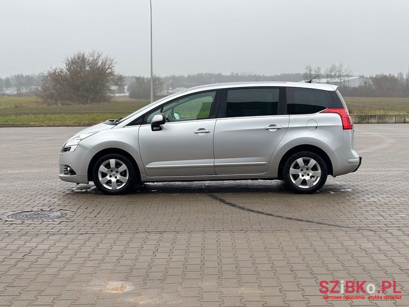 2011' Peugeot 5008 1.6 Hdi Premium photo #2