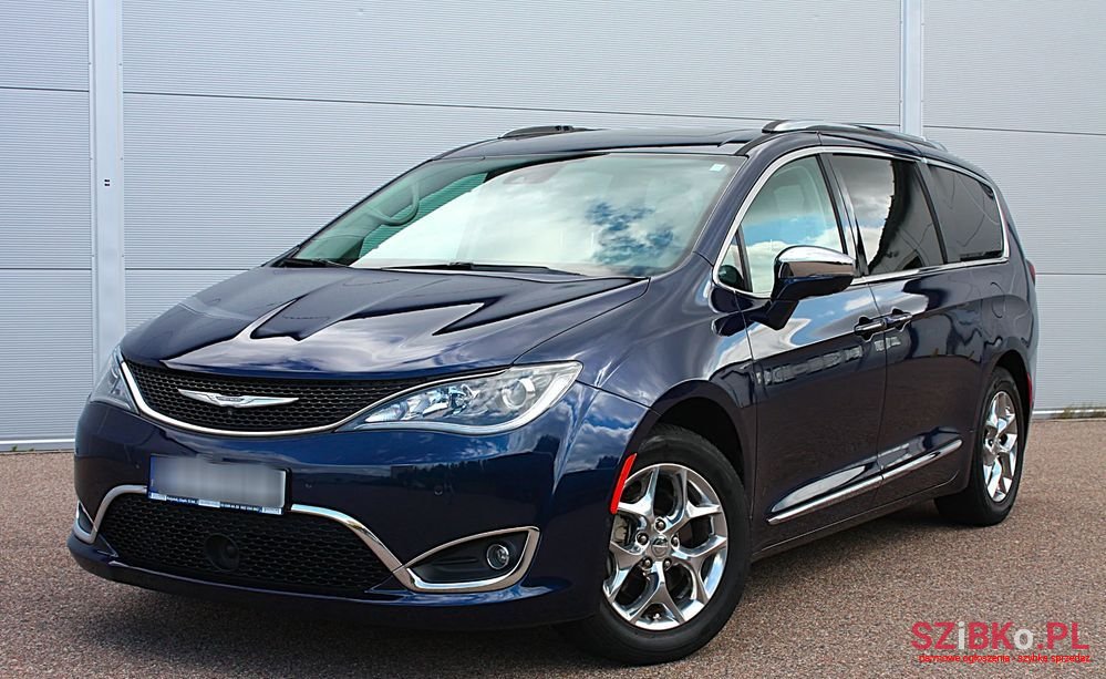 2017' Chrysler Pacifica photo #1