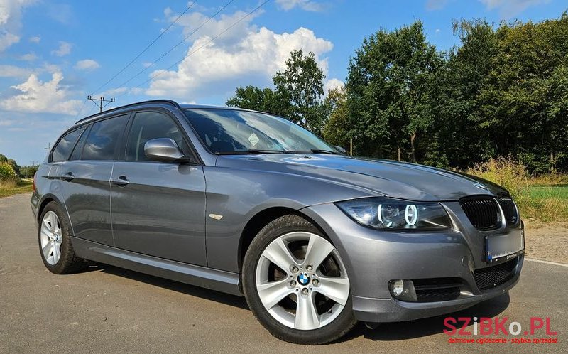 2010' BMW 3 Series 318D photo #2