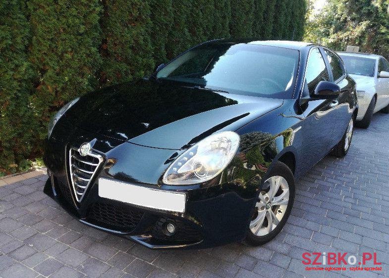 2011' Alfa Romeo Giulietta photo #1