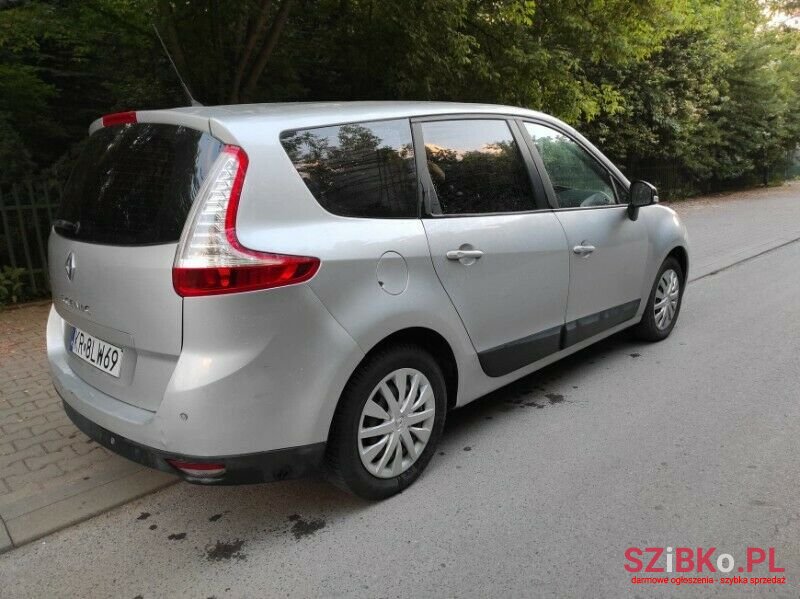 2009' Renault Scenic photo #2
