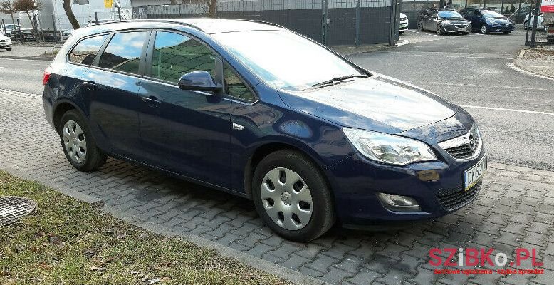 2011' Opel Astra photo #1