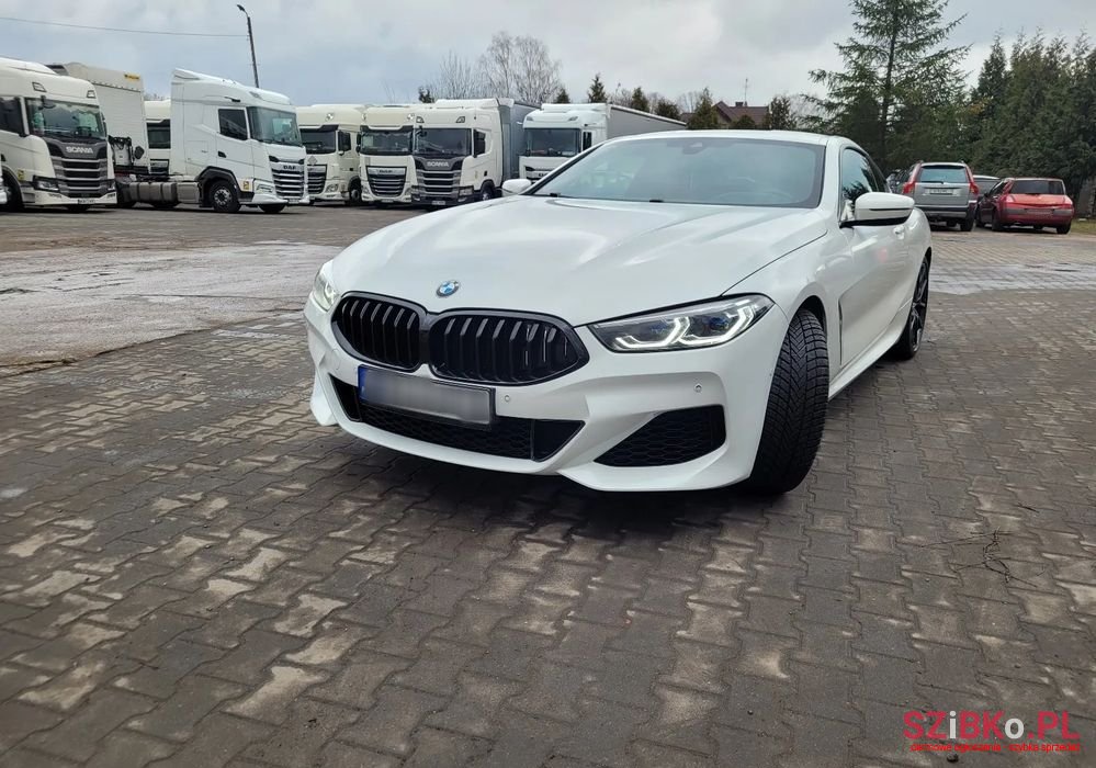 2022' BMW 8 Series 840I photo #3