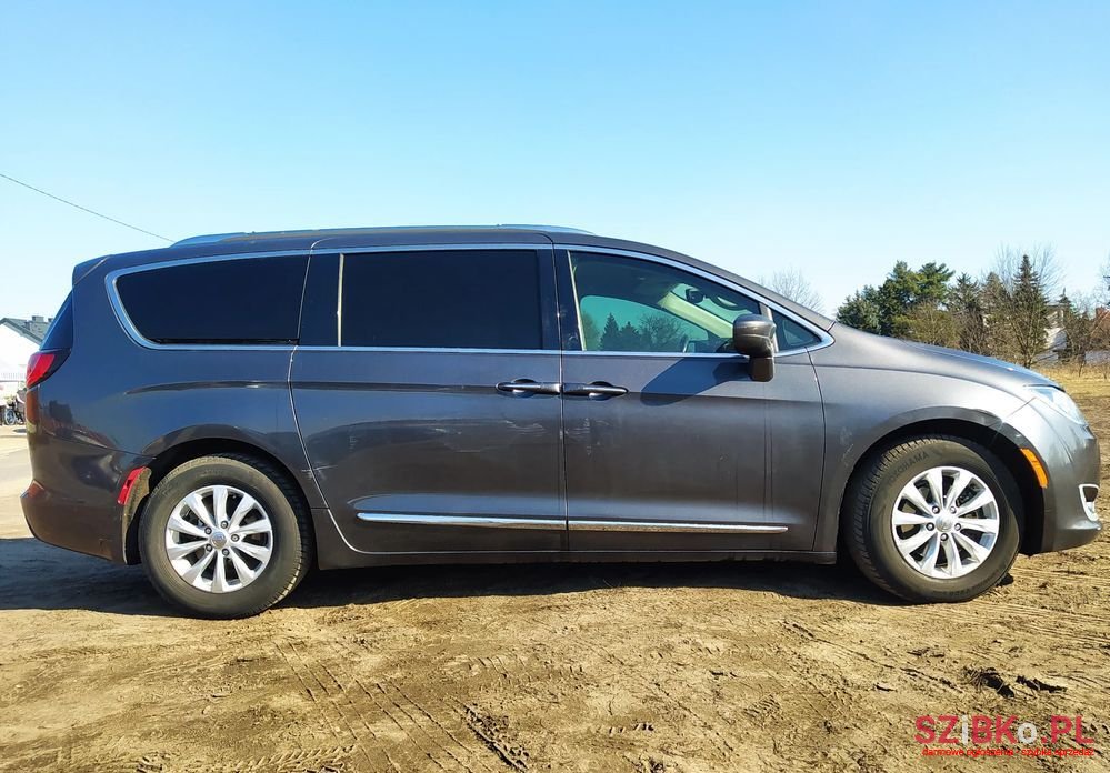 2019' Chrysler Pacifica photo #6