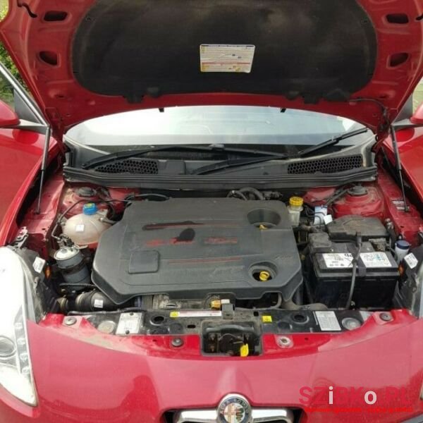 2011' Alfa Romeo Giulietta photo #3