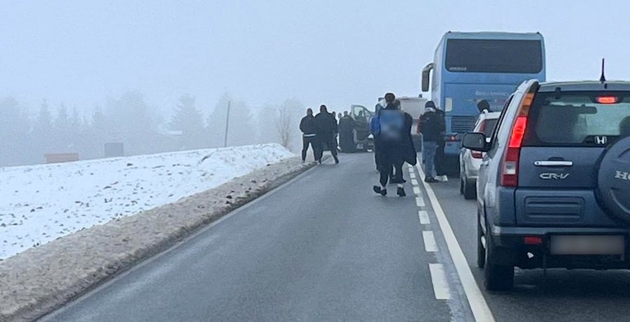 Pseudokibice zablokowali drogę wojewódzką i zaatakowali autokary konkurencyjnej drużyny