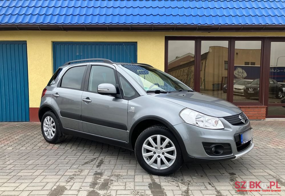 2012' Suzuki SX4 photo #2