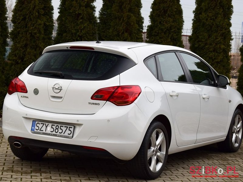 2010' Opel Astra photo #3