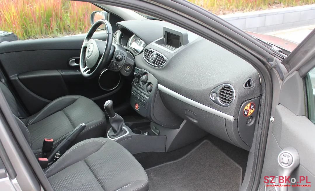 2011' Renault Clio photo #4