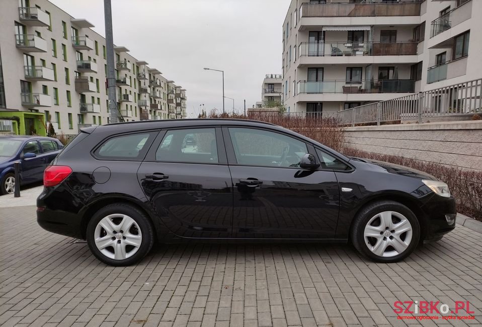 2011' Opel Astra photo #6