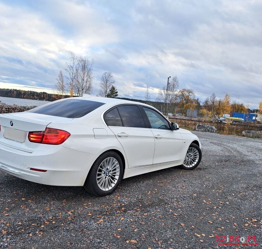 2012' BMW 3 Series 320D photo #4
