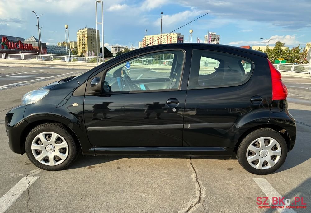 2010' Peugeot 107 1.0 Urban Move photo #4