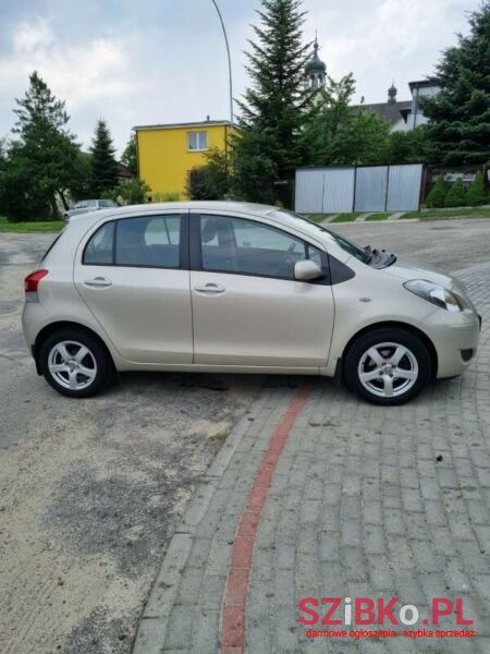 2011' Toyota Yaris photo #2