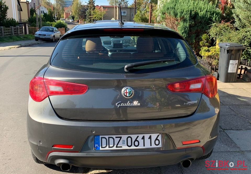 2011' Alfa Romeo Giulietta photo #6