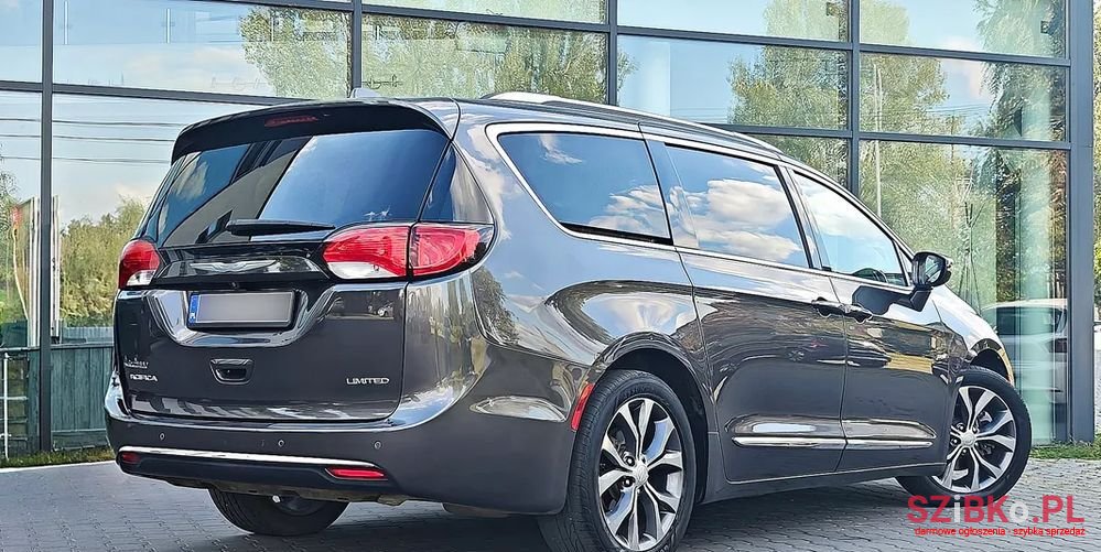 2017' Chrysler Pacifica photo #6
