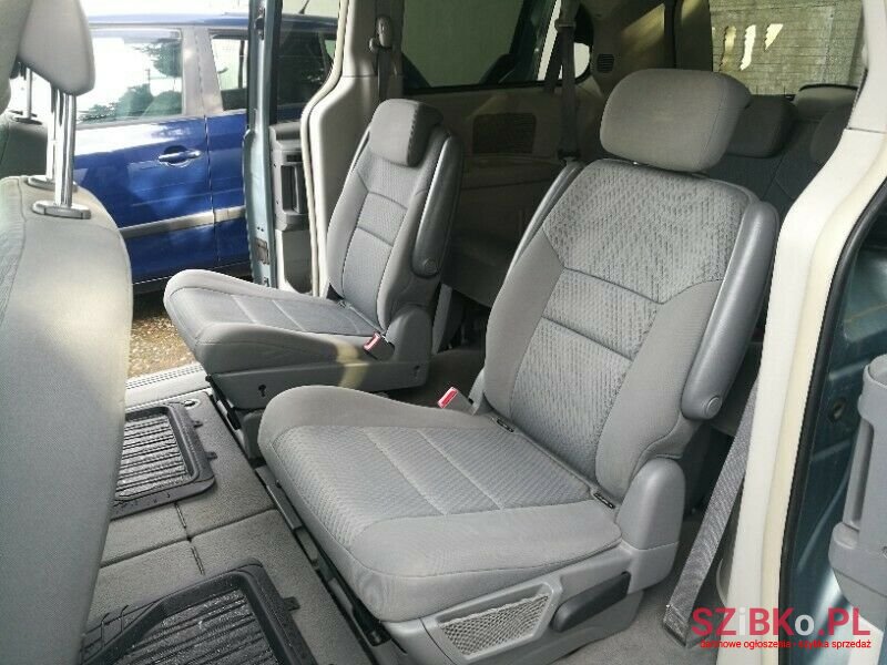 2010' Chrysler Town & Country photo #2