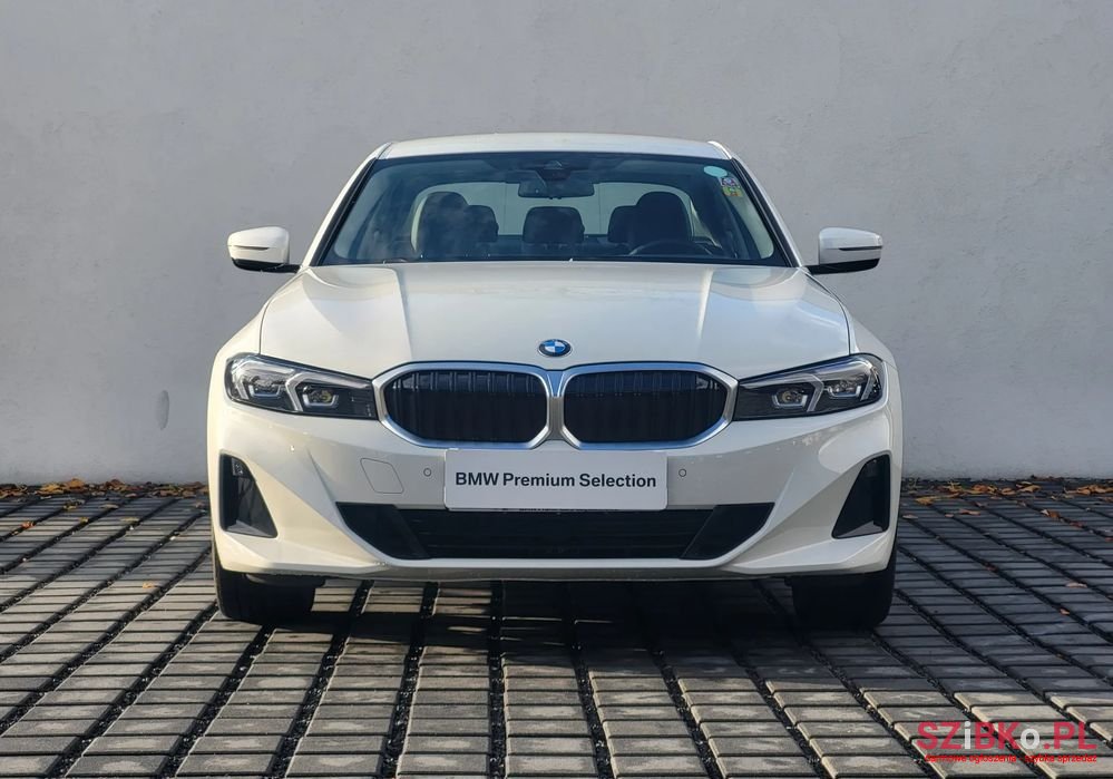 2022' BMW 3 Series 318I photo #4