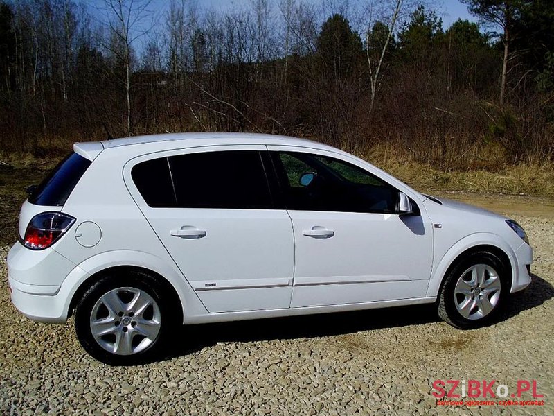 2011' Opel Astra photo #3
