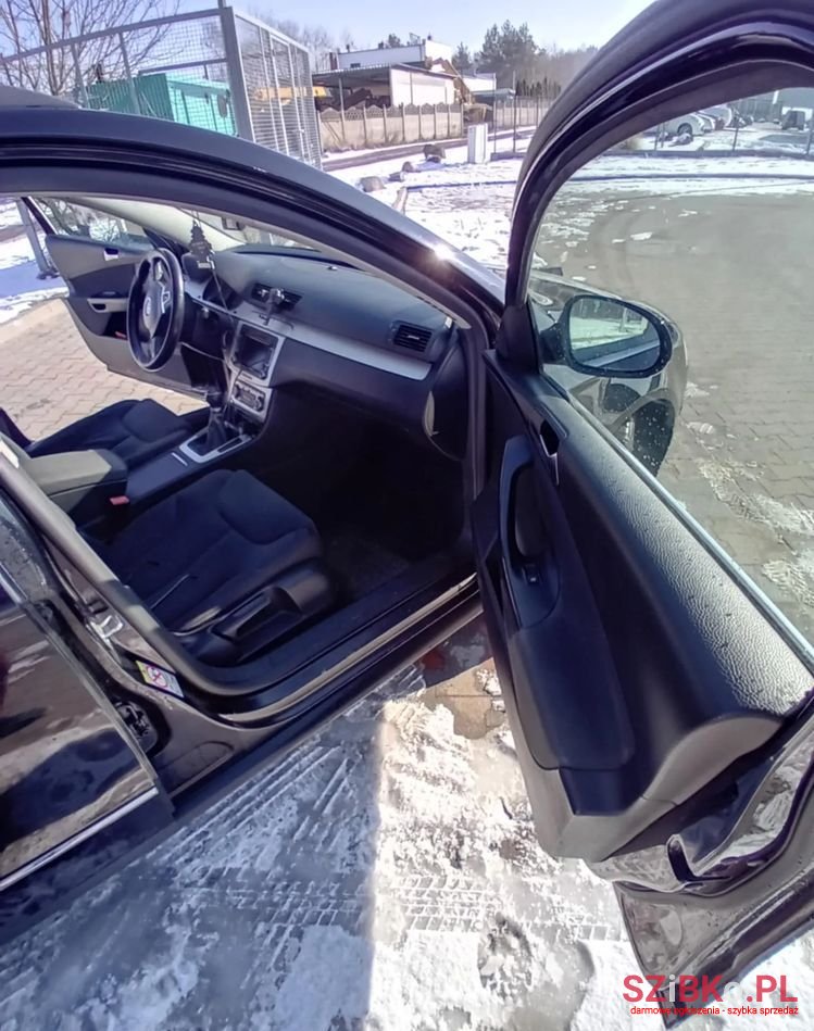 2010' Volkswagen Passat photo #5