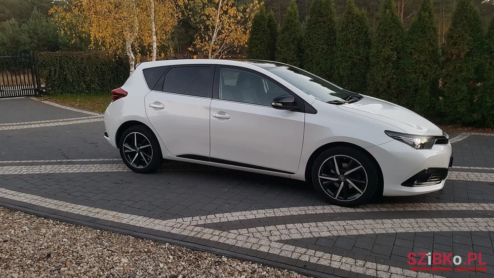 2017' Toyota Auris 1.2 T Selection photo #2