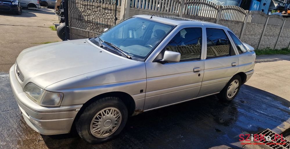 1995' Ford Escort photo #1