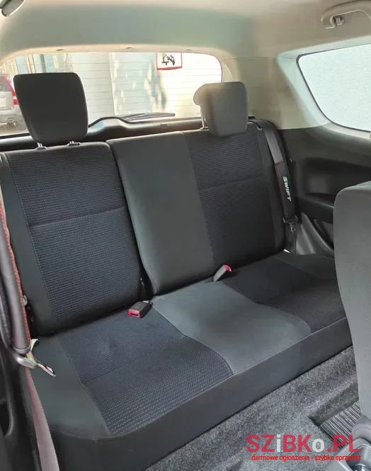 2009' Suzuki Swift photo #2