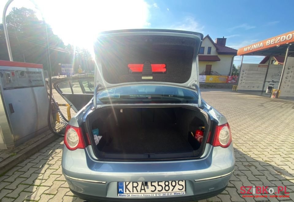 2005' Volkswagen Passat photo #6