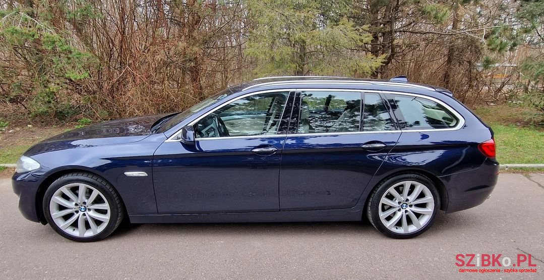 2011' BMW 5 Series photo #2