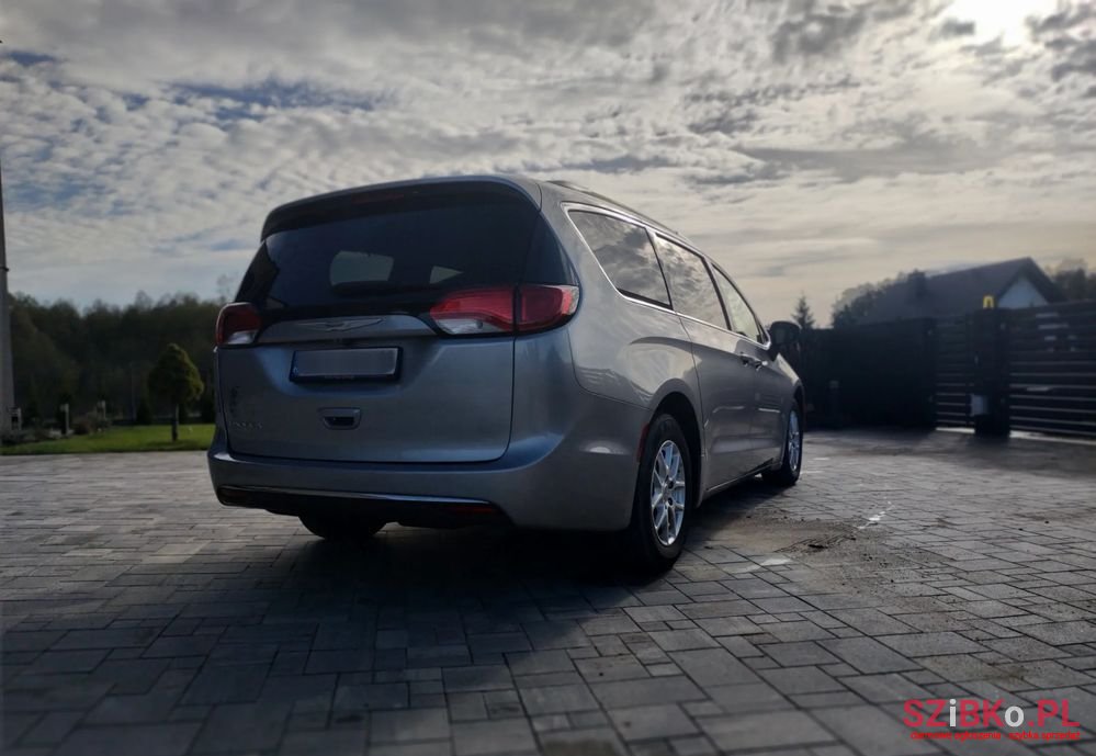 2017' Chrysler Pacifica photo #4
