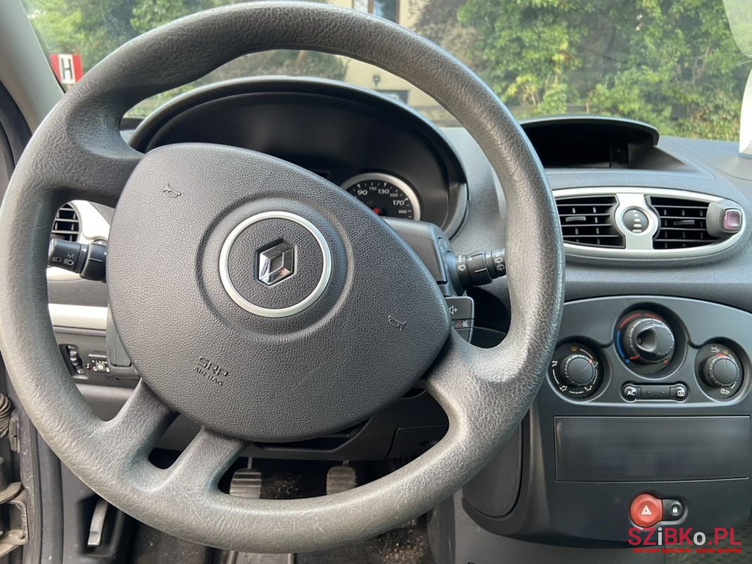 2010' Renault Clio photo #6